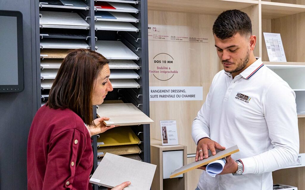 Femme qui teste un échantillon avec un employé Ménéo