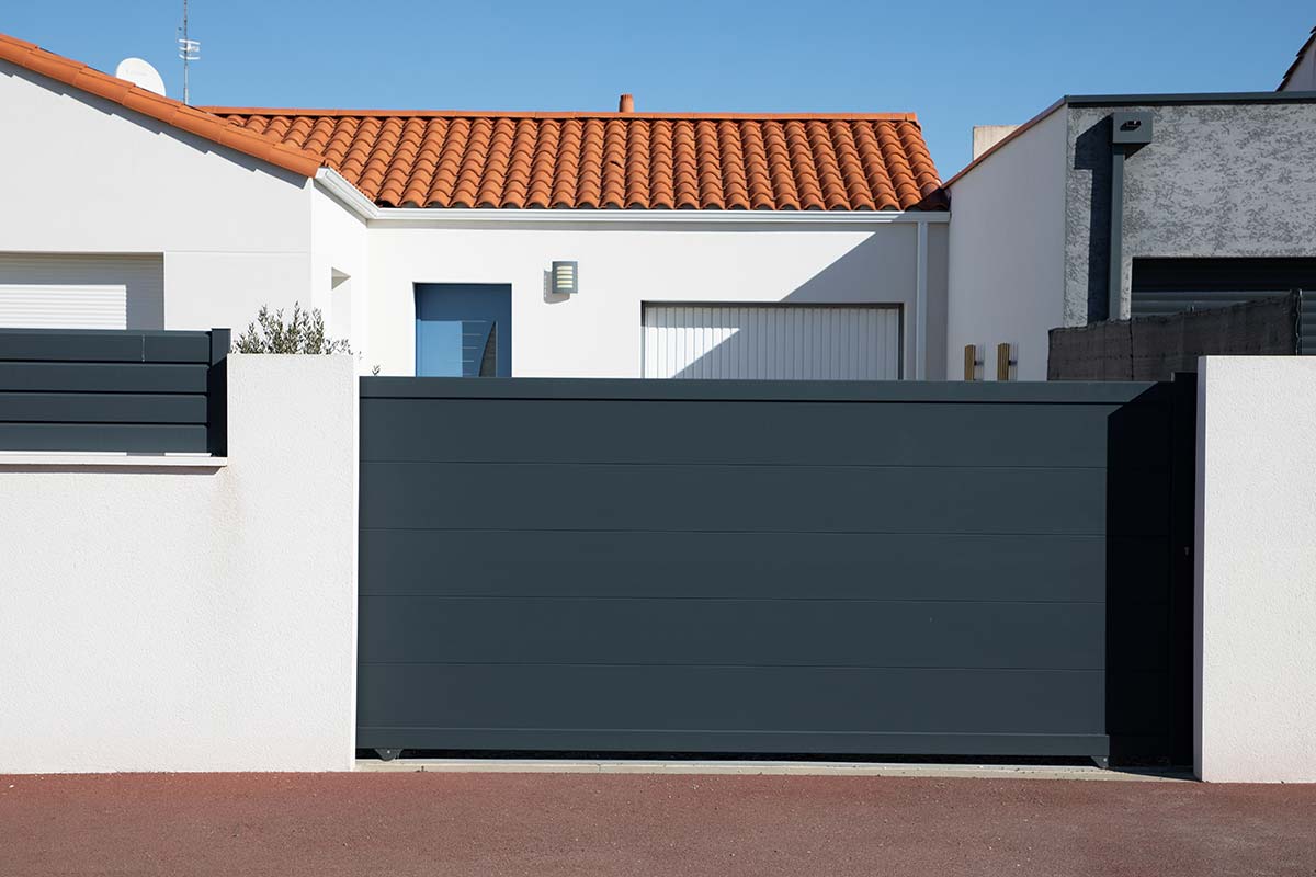 Portail extérieur gris